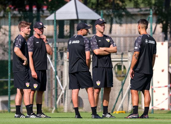 04.08.2026, Deutschland, Grassau, Fußball Bundesliga, Saison 2026 2027, Trainingslager VfB Stuttgart, v.l. David Krecidlo, Trainer Sebastian Hoeneß, Nathaniel Weiss, Philip Kipp, Malik Fathi