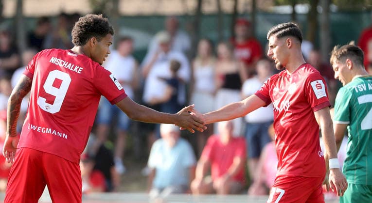 04.08.2026, xfsx, Herren, Fussball, Saison 2026 2027, BFV Verbandspokal, 2. Runde: TSV Abtswind - FC Wuerzburger Kickers v.li.: Jermain Nischalke (FC Wuerzburger Kickers), Ivan Franjic (FC Wuerzburger Kickers) mit Torjubel, celebrate the goal, goal celebration, Jubel ueber das Tor zum 0:1 Abtswind Kraeuter Mix Arena Kitzingen Deutschland