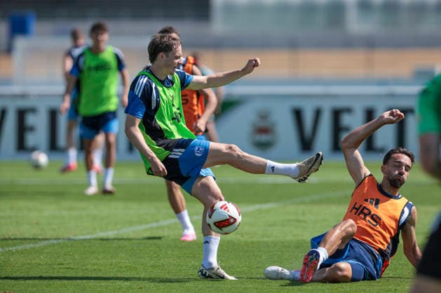 04.08.2026, Fussball, Training des FC Schalke 04. v. l. Finn Porath (FC Schalke 04), Kenan Karaman (FC Schalke 04) im Duell. Gelsenkirchen Trainingsgelände FC Schalke 04 NRW Deutschland xRHR-FOTO YYx Copyright: RHR-FOTOx RHR-FOTO YY