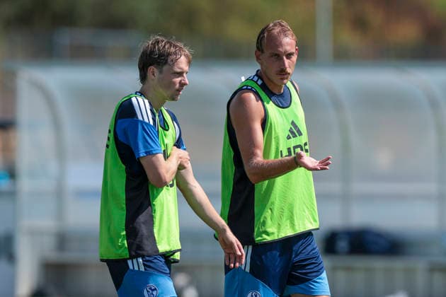 04.08.2026, Fussball, Training des FC Schalke 04. v. l. Finn Porath (FC Schalke 04) spricht mit Timo Becker (FC Schalke 04). Gelsenkirchen Trainingsgelände FC Schalke 04 NRW Deutschland xRHR-FOTO YYx Copyright: RHR-FOTOx RHR-FOTO YY