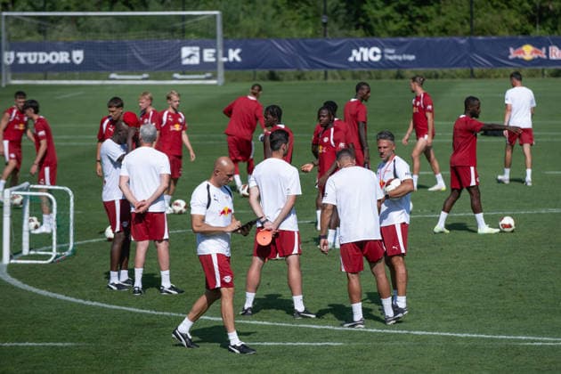 Martin Demichelis (RB Leipzig, Trainer), mitten in seiner Trainingsgruppe bei 37 Grad , RB Leipzig, Fussball, Trainingslager Austria, Saison Vorbereitung, Saison 2026 2027, GER, 04.08.2026, Eibner-Pressefoto Andreas Ulmer RB Leipzig, Fussball, Trainingslager Austria, Saison Vorbereitung, Saison 2026 2027, GER, 04.08.2026, Copyright: xEibner-Pressefoto AndreasxUlmerx EP_AUR