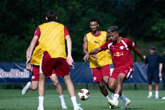 in einer Spielertraube mitten drin und sm Ball Benjamin Henrichs (RB Leipzig, 39), RB Leipzig, Fussball, Trainingslager Austria, Saison Vorbereitung, Saison 2026 2027, GER, 04.08.2026, Eibner-Pressefoto Andreas Ulmer RB Leipzig, Fussball, Trainingslager Austria, Saison Vorbereitung, Saison 2026 2027, GER, 04.08.2026, Copyright: xEibner-Pressefoto AndreasxUlmerx EP_AUR