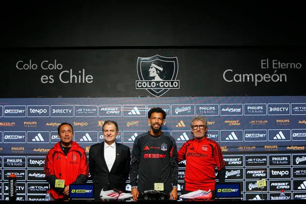 (260805) -- SANTIAGO, Aug. 5, 2026 -- Vozinha (2nd R) attends a press conference, PK, Pressekonferenz in Santiago, the capital of Chile, Aug. 4, 2026. Cabo Verde goalkeeper Vozinha was unveiled by Chilean club Colo Colo on Tuesday after helping his country reach the 2026 FIFA World Cup, WM, Weltmeisterschaft, Fussball and being voted the tournament s best goalkeeper by fans. (SP)CHILE-SANTIAGO-FOOTBALL-VOZINHA (Xinhua)