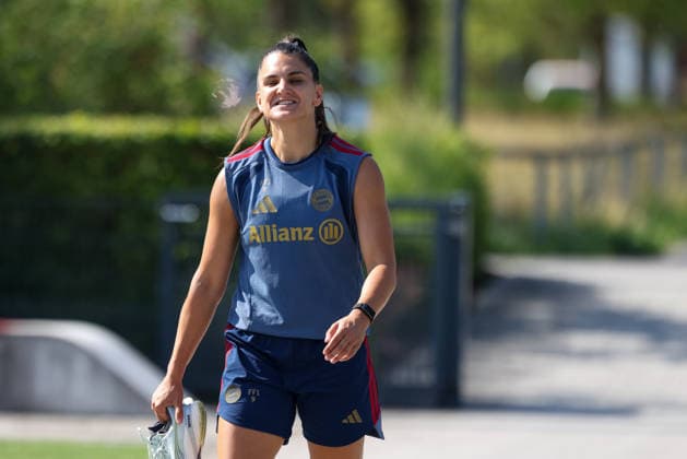 Jovana Damnjanovic (FC Bayern Muenchen, 09) lacht vor dem Training, GER, FC Bayern Muenchen Frauen Training, Fussball, Google Pixel Frauen-Bundesliga, Saison 2026 2027, 05.08.2026, GER, FC Bayern Muenchen Frauen Training, Fussball, Google Pixel Frauen-Bundesliga, Saison 2026 2027, 05.08.2026 Muenchen Copyright: xEibner-Pressefoto JennixMaulx EP_JML