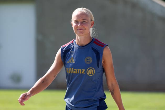 Pernille Harder (FC Bayern Muenchen, 21) lacht vor dem Training, GER, FC Bayern Muenchen Frauen Training, Fussball, Google Pixel Frauen-Bundesliga, Saison 2026 2027, 05.08.2026, GER, FC Bayern Muenchen Frauen Training, Fussball, Google Pixel Frauen-Bundesliga, Saison 2026 2027, 05.08.2026 Muenchen Copyright: xEibner-Pressefoto JennixMaulx EP_JML
