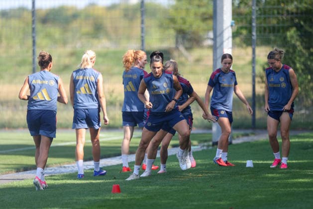 Die Spielerinnen beim Training, mit Jovana Damnjanovic (FC Bayern Muenchen, 09), GER, FC Bayern Muenchen Frauen Training, Fussball, Google Pixel Frauen-Bundesliga, Saison 2026 2027, 05.08.2026, GER, FC Bayern Muenchen Frauen Training, Fussball, Google Pixel Frauen-Bundesliga, Saison 2026 2027, 05.08.2026 Muenchen Copyright: xEibner-Pressefoto JennixMaulx EP_JML