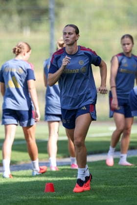 Klara Buehl (FC Bayern Muenchen, 17) beim Laufen, GER, FC Bayern Muenchen Frauen Training, Fussball, Google Pixel Frauen-Bundesliga, Saison 2026 2027, 05.08.2026, GER, FC Bayern Muenchen Frauen Training, Fussball, Google Pixel Frauen-Bundesliga, Saison 2026 2027, 05.08.2026 Muenchen Copyright: xEibner-Pressefoto JennixMaulx EP_JML