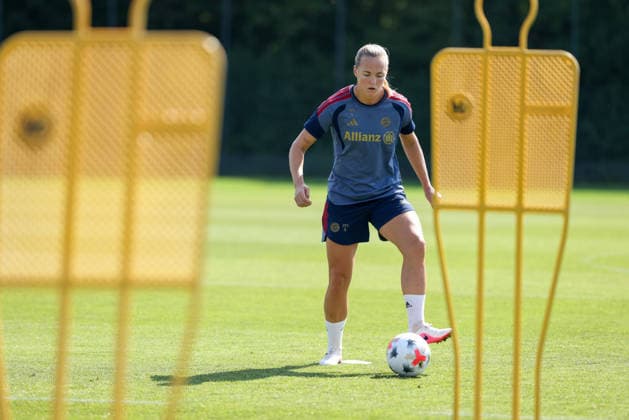 Magdalena Eriksson (FC Bayern Muenchen, 05) mit Ball, GER, FC Bayern Muenchen Frauen Training, Fussball, Google Pixel Frauen-Bundesliga, Saison 2026 2027, 05.08.2026, GER, FC Bayern Muenchen Frauen Training, Fussball, Google Pixel Frauen-Bundesliga, Saison 2026 2027, 05.08.2026 Muenchen Copyright: xEibner-Pressefoto JennixMaulx EP_JML