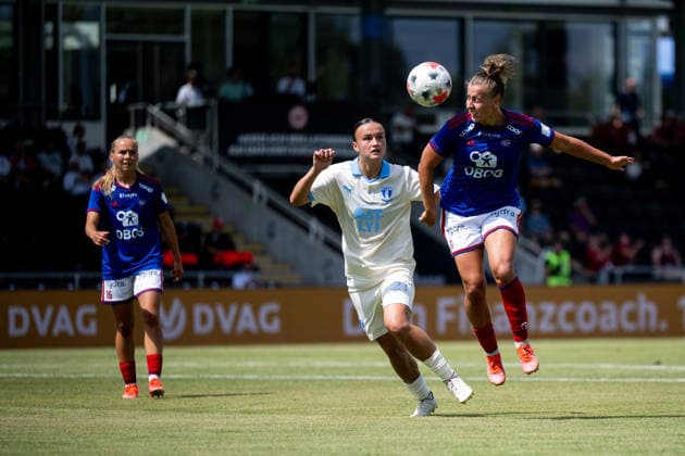 05.08.2026, GER, Fussball, Frauen, UEFA Womens Champions League, Saison 2026 2027, Qualifikationsturnier, Halbfinale Stine Brekken ( Valerenga IF, 30 ) im Zweikampf mit Amy Sayer ( Malmö FF, 21), Frankfurt am Main Stadion am Brentanobad Hessen Deutschland Copyright: xNordphoto Memmlerx