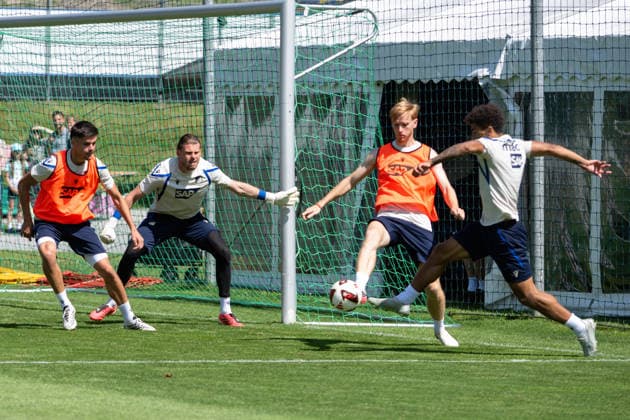 Mats Rots, (TSG Hoffenheim, 39), 2.v.r., klaert, TSG Hoffenheim, Fussball, Trainingslager, Saison Vorbereitung, Saison 2026 2027, GER, 05.08.2026, Eibner-Pressefoto Andreas Ulmer TSG Hoffenheim, Fussball, Trainingslager, Saison Vorbereitung, Saison 2026 2027, GER, 05.08.2026, Copyright: xEibner-Pressefoto AndreasxUlmerx EP_AUR