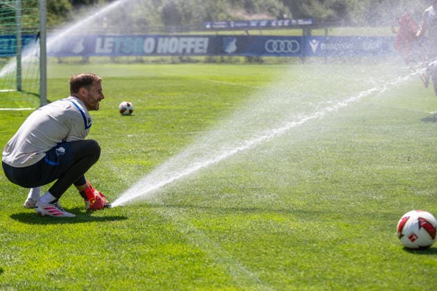 Oliver Baumann, (TSG Hoffenheim, 01) mit ihm geht der Spieltrieb durch, beim Wasserspritzen, TSG Hoffenheim, Fussball, Trainingslager, Saison Vorbereitung, Saison 2026 2027, GER, 05.08.2026, Eibner-Pressefoto Andreas Ulmer TSG Hoffenheim, Fussball, Trainingslager, Saison Vorbereitung, Saison 2026 2027, GER, 05.08.2026, Copyright: xEibner-Pressefoto AndreasxUlmerx EP_AUR