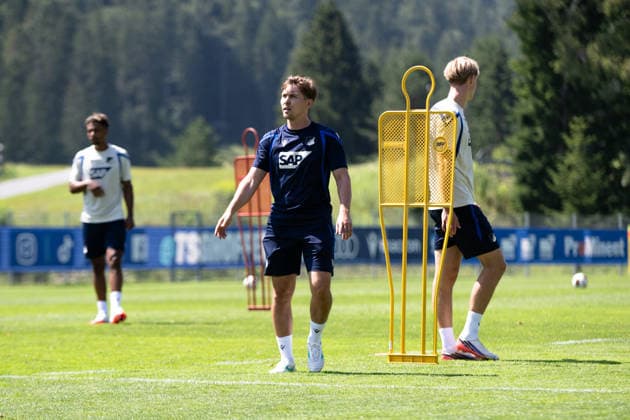 Dominik Deutschl, (TSG Hoffenheim, Co Trainer) leitet die Torschuss Uebung, TSG Hoffenheim, Fussball, Trainingslager, Saison Vorbereitung, Saison 2026 2027, GER, 05.08.2026, Eibner-Pressefoto Andreas Ulmer TSG Hoffenheim, Fussball, Trainingslager, Saison Vorbereitung, Saison 2026 2027, GER, 05.08.2026, Copyright: xEibner-Pressefoto AndreasxUlmerx EP_AUR