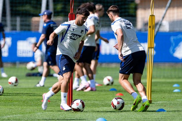 lockere Balluebungen , im Vordergrung Mitte mit Umut Tohumcu, (TSG Hoffenheim, 25), TSG Hoffenheim, Fussball, Trainingslager, Saison Vorbereitung, Saison 2026 2027, GER, 05.08.2026, Eibner-Pressefoto Andreas Ulmer TSG Hoffenheim, Fussball, Trainingslager, Saison Vorbereitung, Saison 2026 2027, GER, 05.08.2026, Copyright: xEibner-Pressefoto AndreasxUlmerx EP_AUR
