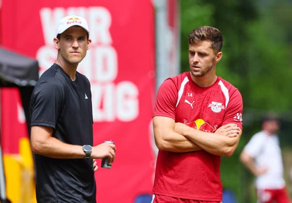 RB Leipzig - AUT Trainingslager Bundesliga Saalfelden, 06.08.2026, Gut Brandlhof, Fussball, Bundesliga, GER , RB Leipzig - Trainingslager in Saalfelden am Steinernen Meer AUT. , Im Bild v.l.: Dominic Thiem, östereichischer Tennis-Profi und Christoph Baumgartner, östereichischer RB Leipzig Spieler. ,
