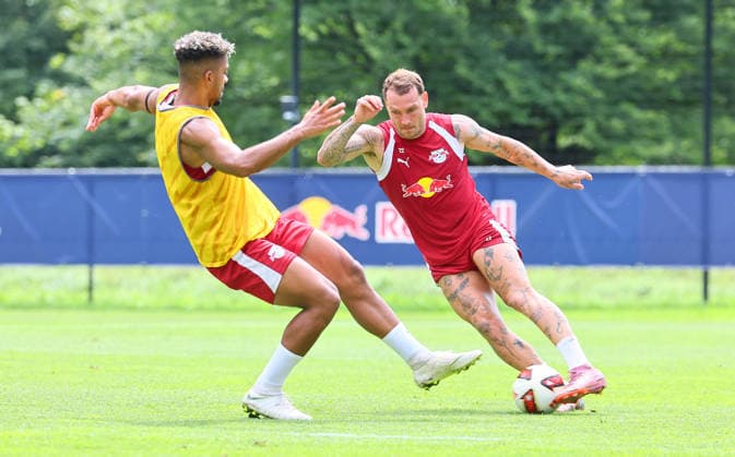 RB Leipzig - AUT Trainingslager Bundesliga Saalfelden, 06.08.2026, Gut Brandlhof, Fussball, Bundesliga, GER , RB Leipzig - Trainingslager in Saalfelden am Steinernen Meer AUT. , Im Bild v.l.: Benjamin Henrichs (39, RB Leipzig) und David Raum (22, RB Leipzig) ,