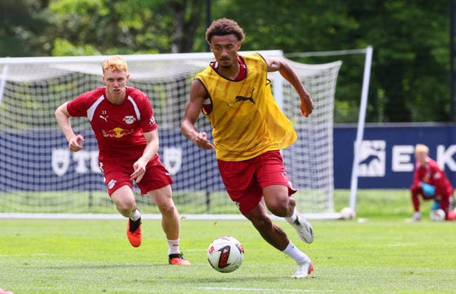 RB Leipzig - AUT Trainingslager Bundesliga Saalfelden, 06.08.2026, Gut Brandlhof, Fussball, Bundesliga, GER , RB Leipzig - Trainingslager in Saalfelden am Steinernen Meer AUT. , Im Bild: Nicolas Seiwald (13, RB Leipzig) und Tidiam Gomis (27, RB Leipzig) ,