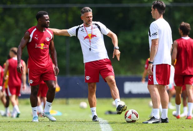 RB Leipzig - AUT Trainingslager Bundesliga Saalfelden, 06.08.2026, Gut Brandlhof, Fussball, Bundesliga, GER , RB Leipzig - Trainingslager in Saalfelden am Steinernen Meer AUT. , Im Bild v.l.: Ridle Baku, Trainer Martin Demichelis, RB Leipzig und Co-Trainer Thomas Stefan Buck ,