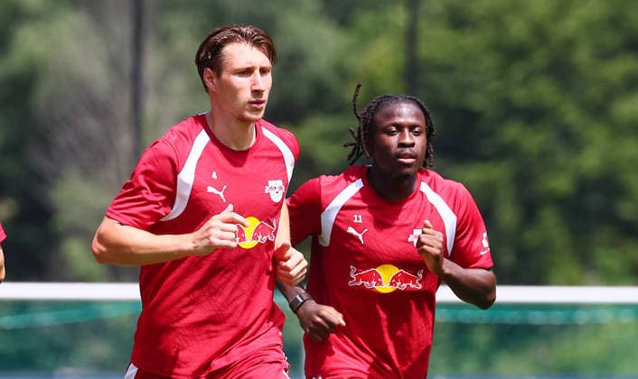 RB Leipzig - AUT Trainingslager Bundesliga Saalfelden, 06.08.2026, Gut Brandlhof, Fussball, Bundesliga, GER , RB Leipzig - Trainingslager in Saalfelden am Steinernen Meer AUT. , Im Bild: Willi Orban (li., 4, RB Leipzig) und Johan Bakayoko ( 11, RB Leipzig) ,