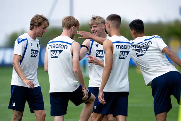 Warmmachuebungen in Kleinteam, die viel Spass haben zusammen; hier Nathan De Cat, (TSG Hoffenheim, 17), der Alexander Prass, (TSG Hoffenheim, 22) neckt, TSG Hoffenheim, Fussball, Trainingslager, Saison Vorbereitung, Saison 2026 2027, GER, 06.08.2026, Eibner-Pressefoto Andreas Ulmer TSG Hoffenheim, Fussball, Trainingslager, Saison Vorbereitung, Saison 2026 2027, GER, 06.08.2026, Copyright: xEibner-Pressefoto AndreasxUlmerx EP_AUR