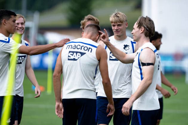 Nathan De Cat, (TSG Hoffenheim, 17), Mitte schaut zu, wie die Rituale im Team so sind, Patrick Wimmer, (TSG Hoffenheim, 08) machts vor, TSG Hoffenheim, Fussball, Trainingslager, Saison Vorbereitung, Saison 2026 2027, GER, 06.08.2026, Eibner-Pressefoto Andreas Ulmer TSG Hoffenheim, Fussball, Trainingslager, Saison Vorbereitung, Saison 2026 2027, GER, 06.08.2026, Copyright: xEibner-Pressefoto AndreasxUlmerx EP_AUR