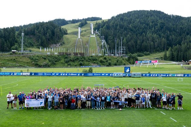 Das Team und Staff der TSG Hoffenheim mit zahlreichen Fans TSG Hoffenheim, Fussball, Trainingslager, Saison Vorbereitung, Saison 2026 2027, GER, 06.08.2026, Eibner-Pressefoto Andreas Ulmer TSG Hoffenheim, Fussball, Trainingslager, Saison Vorbereitung, Saison 2026 2027, GER, 06.08.2026, Copyright: xEibner-Pressefoto AndreasxUlmerx EP_AUR