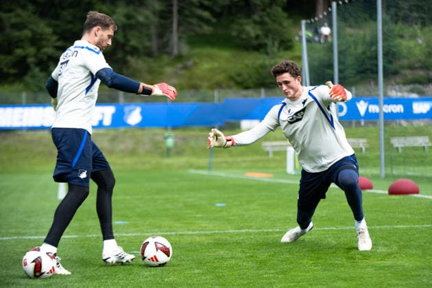Lukas Petersson, (TSG Hoffenheim, 36), rechts, gegen die Angriffsbemuehungen von Oliver Baumann, (TSG Hoffenheim, 01), TSG Hoffenheim, Fussball, Trainingslager, Saison Vorbereitung, Saison 2026 2027, GER, 06.08.2026, Eibner-Pressefoto Andreas Ulmer TSG Hoffenheim, Fussball, Trainingslager, Saison Vorbereitung, Saison 2026 2027, GER, 06.08.2026, Copyright: xEibner-Pressefoto AndreasxUlmerx EP_AUR