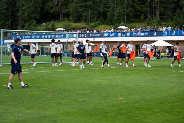 Christian Ilzer, (TSG Hoffenheim, Trainer) und sein Staff verteilen die Leibchen, das Spiel kann beginnen, TSG Hoffenheim, Fussball, Trainingslager, Saison Vorbereitung, Saison 2026 2027, GER, 06.08.2026, Eibner-Pressefoto Andreas Ulmer TSG Hoffenheim, Fussball, Trainingslager, Saison Vorbereitung, Saison 2026 2027, GER, 06.08.2026, Copyright: xEibner-Pressefoto AndreasxUlmerx EP_AUR