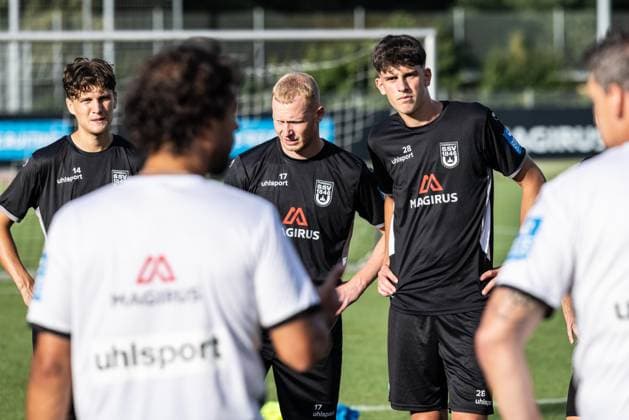 Abschlusstraining SSV Ulm 1846 Fußball vor dem ersten Ligaspiel in Stuttgart, Fussball, Training, Trainingsplatz Ulm 06.08.26 v.l. Karl Kempf (SSV Ulm 1846 Fußball, 14), Leon Müller (SSV Ulm 1846 Fußball, 17), Mateo Mrden (SSV Ulm 1846 Fußball, 28) Abschlusstraining SSV Ulm 1846 Fußball vor dem ersten Ligaspiel in Stuttgart, Fussball, Training, Trainingsplatz Ulm 06.08.26 Foto: Lucca Fundel Ulm Trainingsplatz Baden-Württemberg Deutschland