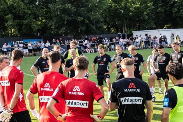 Abschlusstraining SSV Ulm 1846 Fußball vor dem ersten Ligaspiel in Stuttgart, Fussball, Training, Trainingsplatz Ulm 06.08.26 Team Teamkreis Mannschaft Mannschaftskreis SSV Ulm 1846 Fußball v.l. Marcel Seegert (SSV Ulm 1846 Fußball, 25), Per Lockl (SSV Ulm 1846 Fußball, 08), Daniel Hülsenbusch (SSV Ulm 1846 Fußball, 04), Marco Gölz (SSV Ulm 1846 Fußball, 21), Mattis Hoppe (SSV Ulm 1846 Fußball, 02), Benedikt Ehe (SSV Ulm 1846 Fußball, 06), Halim EroÄülu (SSV Ulm 1846 Fußball, 34), Tibet Erkan Sevik (SSV Ulm 1846 Fußball, 41, U19-Spieler) Abschlusstraining SSV Ulm 1846 Fußball vor dem ersten Ligaspiel in Stuttgart, Fussball, Training, Trainingsplatz Ulm 06.08.26 Foto: Lucca Fundel Ulm Trainingsplatz Baden-Württemberg Deutschland