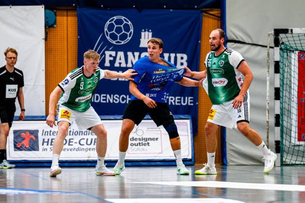07.08.2026, xdobgx, Handball Heide-Cup 2026, TSV Hannover-Burgdorf - Mors Thy Handball v.l. Vilhelm Poulsen (TSV Hannover-Burgdorf, 9), Kasper Didriksen (Mors-Thy Handbold, 33), Tim Zechel (TSV Hannover-Burgdorf, 55) Zweikampf, Duell, Kampf, tackle