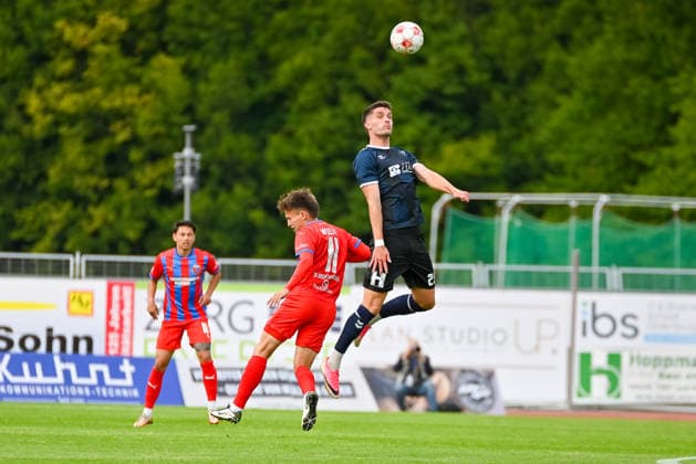 Mats Facklam (VfB Oldenburg, 29) und Jorik Wulff (SV Drochtersen Assel, 11) im Kopfballduell VfB Oldenburg vs. SV Drochtersen Assel, Fussball, Regionalliga Nord, 2. Spieltag, Saison 2026 2027, 07.08.2026, VfB Oldenburg vs. SV Drochtersen Assel, Fussball, Regionalliga Nord, 2. Spieltag, Saison 2026 2027, 07.08.2026 Oldenburg Copyright: xEibner-Pressefoto RobertxGertzenx EP_RGN