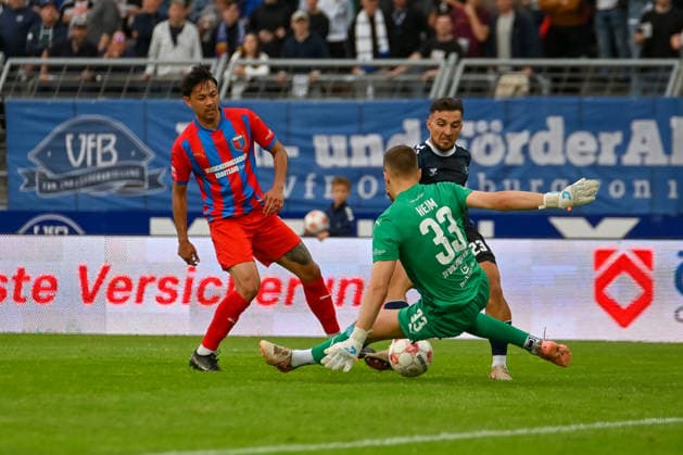 Jesper Heim (SV Drochtersen Assel, 33) haelt gegen Louis Hajdinaj (VfB Oldenburg, 23) VfB Oldenburg vs. SV Drochtersen Assel, Fussball, Regionalliga Nord, 2. Spieltag, Saison 2026 2027, 07.08.2026, VfB Oldenburg vs. SV Drochtersen Assel, Fussball, Regionalliga Nord, 2. Spieltag, Saison 2026 2027, 07.08.2026 Oldenburg Copyright: xEibner-Pressefoto RobertxGertzenx EP_RGN
