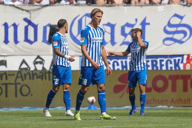 08.08.2026, xgox, Fussball - 2.Bundesliga 1.FC Magdeburg - Eintracht Braunschweig emspor, v.l. Falko Michel (Magdeburg, 21), Luka Hyrylainen (Magdeburg, 38), Alexander Nollenberger (Magdeburg, 17) enttaeuscht, schaut enttaeuscht, niedergeschlagen, disappointed (DFL DFB REGULATIONS PROHIBIT ANY USE OF PHOTOGRAPHS as IMAGE SEQUENCES and or QUASI-VIDEO) Magdeburg