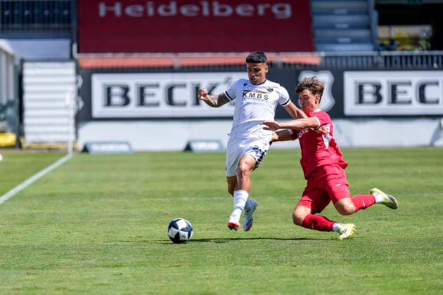 v.li.: Seyhan Yigit (SVS, 22), Max Lippert (Steinbach, 33), Zweikampf, Spielszene, Duell, duel, tackle, tackling, Dynamik, Action, Aktion, 08.08.2026, Sandhausen (Deutschland), Fussball, Regionalliga Südwest, SV Sandhausen - TSV Steinbach Haiger