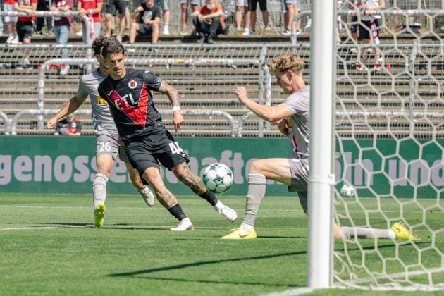 Leopold Wurm (SSV Jahn Regensburg, 37) blockt den Schuss von Niklas Castelle (Viktoria Koeln, 44). FC Viktoria Koeln vs. SSV Jahn Regensburg, Fussball, 3. Liga, 01. Spieltag, Saison 2026 2027, 08.08.2026 DFL DFB Regulations prohibit any use of Photographs as image sequences and or Quasivideo FC Viktoria Koeln vs. SSV Jahn Regensburg, Fussball, 3. Liga, 01. Spieltag, Saison 2026 2027, 08.08.2026 Koeln Copyright: xEibner-Pressefoto ThomasxHaeslerx EP_THR