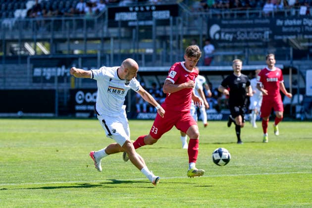 v.li.: Felix Lohkemper (SVS, 10), Max Lippert (Steinbach, 33), Zweikampf, Spielszene, Duell, duel, tackle, tackling, Dynamik, Action, Aktion, 08.08.2026, Sandhausen (Deutschland), Fussball, Regionalliga Südwest, SV Sandhausen - TSV Steinbach Haiger