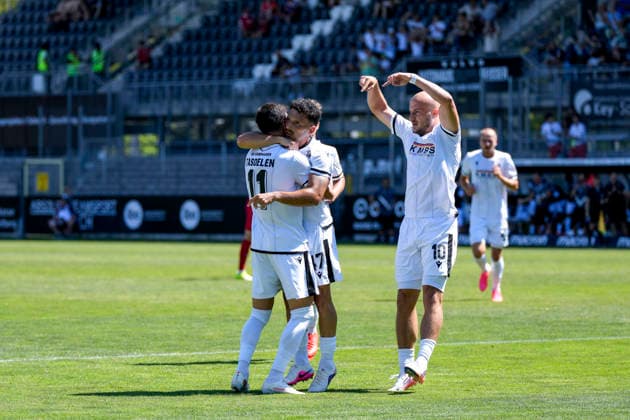 v.li.: Mert Tasdelen (SVS, 11), Torschütze Arianit Ferati (SVS, 47), Felix Lohkemper (SVS, 10), Spieler vom SV Sandhausen (SVS), jubeln über das Tor zum 1:1, Jubel, Torjubel, Torerfolg, celebrate the goal, goal, celebration, jubelt ueber das Tor, Freuen, Freude, freut sich, optimistisch, positiv, Spielszene, Highlight, Action, Aktion, 08.08.2026, Sandhausen (Deutschland), Fussball, Regionalliga Südwest, SV Sandhausen - TSV Steinbach Haiger