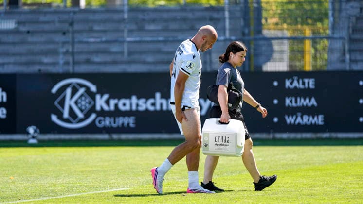 Felix Lohkemper (SVS, 10) hat sich verletzt und muss ausgewechselt werden, Ines Bechtel (Physiotherapeutin, SV Sandhausen) begleitet ihn vom Platz, verletzt, Verletzung, Verletzungspause, Action, Aktion, Spielszene, 08.08.2026, Sandhausen (Deutschland), Fussball, Regionalliga Südwest, SV Sandhausen - TSV Steinbach Haiger