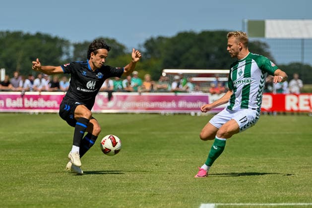 Santiago Castaneda (SC Paderborn, 05) am Ball gegen Marco Gruell (SV Werder Bremen, 17) SV Werder Bremen vs. SC Paderborn, Fussball, Testspiel, Saison 2026 2027, 08.08.2026, SV Werder Bremen vs. SC Paderborn, Fussball, Testspiel, Saison 2026 2027, 08.08.2026 Vechta Copyright: xEibner-Pressefoto RobertxGertzenx EP_RGN