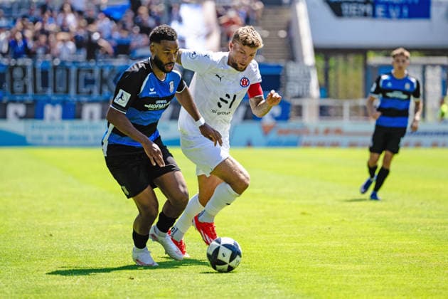 Godwin McDonald (FSV Frankfurt, 27), Alexander Esswein (VfR Mannheim, 11) FSV Frankfurt vs. VfR Mannheim, Fussball, Regionalliga Suedwest, 1. Spieltag, Saison 2026 2027, 08.08.2026 Eibner-Pressefoto Attila Ziga FSV Frankfurt vs. VfR Mannheim, Fussball, Regionalliga Suedwest, 1. Spieltag, Saison 2026 2027, 08.08.2026 Frankfurt Copyright: xEibner-Pressefotox EP_AZA