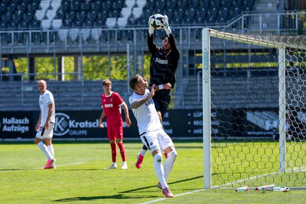 v.li.: Marco Kehl-Gomez (SVS, 33), Kevin Ibrahim (Torhüter, Steinbach, 39), Zweikampf, Spielszene, Duell, duel, tackle, tackling, Dynamik, Action, Aktion, im Strafraum, Strafraumszene, 08.08.2026, Sandhausen (Deutschland), Fussball, Regionalliga Südwest, SV Sandhausen - TSV Steinbach Haiger