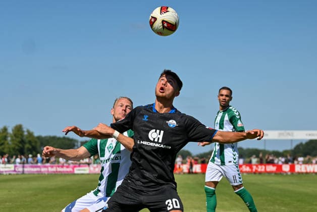 Stefano Marino (SC Paderborn, 30) gegen Marco Gruell (SV Werder Bremen, 17) SV Werder Bremen vs. SC Paderborn, Fussball, Testspiel, Saison 2026 2027, 08.08.2026, SV Werder Bremen vs. SC Paderborn, Fussball, Testspiel, Saison 2026 2027, 08.08.2026 Vechta Copyright: xEibner-Pressefoto RobertxGertzenx EP_RGN