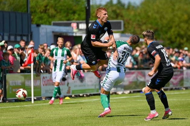 Laurin Curda (SC Paderborn, 17) im Duell mit Marco Friedl (SV Werder BRemen, 32) SV Werder Bremen vs. SC Paderborn, Fussball, Testspiel, Saison 2026 2027, 08.08.2026, SV Werder Bremen vs. SC Paderborn, Fussball, Testspiel, Saison 2026 2027, 08.08.2026 Vechta Copyright: xEibner-Pressefoto RobertxGertzenx EP_RGN