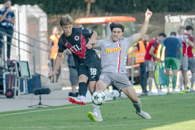 Zweikampf zwischen Tim Kloss (Viktoria Koeln, 18) und Benedikt Bauer (SSV Jahn Regensburg, 26). FC Viktoria Koeln vs. SSV Jahn Regensburg, Fussball, 3. Liga, 01. Spieltag, Saison 2026 2027, 08.08.2026 DFL DFB Regulations prohibit any use of Photographs as image sequences and or Quasivideo FC Viktoria Koeln vs. SSV Jahn Regensburg, Fussball, 3. Liga, 01. Spieltag, Saison 2026 2027, 08.08.2026 Koeln Copyright: xEibner-Pressefoto ThomasxHaeslerx EP_THR