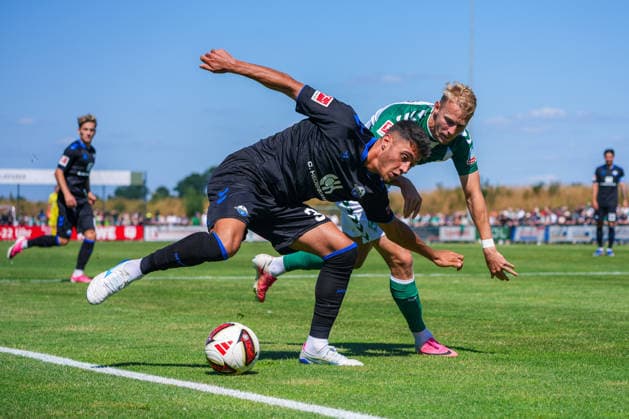 Stefano Marino (SC Paderborn 07, 30), Marco Grüll (Werder Bremen, 17), Deutschland: Fussball, Saison 2026 27, erstes Testspiel des Tages, 08.08.2026, Werder Bremen vs SC Paderborn 07, Stadion am Oyther Berg (Oythe, Vechta, Niedersachsen) Copyright: xLeonxFrickx