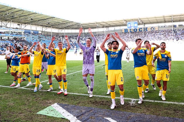 v.l. Maximilian Entrup (Eintracht Braunschweig,9), Tristan Wagner (Eintracht Braunschweig,26), Jan Urbich (Eintracht Braunschweig,27), Torwart Ron Thorben Hoffmann (Eintracht Braunschweig,1), Fabio Di Michele Sanchez (Eintracht Braunschweig,22), Florian Flick (Eintracht Braunschweig,6), Samuele Di Benedetto (Eintracht Braunschweig,10) - Die Mannschaft von Eintracht Braunschweig jubelt nach Spielende vor dem Fanblock - 2. Fußball Bundesliga Saison 2026-2027 1. FC Magdeburg vs Eintracht Braunschweig in der Avnet Arena in Magdeburg - Aktion,Fußball,Mann,Männer,Deutschland,08.08.2026