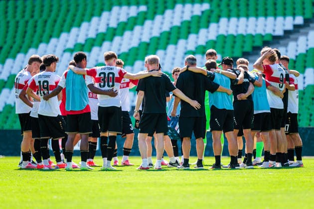 Die Mannschaft von VfB Stuttgart II steht im Mannschaftskreis zusammen und jubelt nach Spielende ueber den 2:3 Sieg GER, TSV Havelse 1912 vs. VfB Stuttgart II, Fussball, 3. Liga, 1. Spieltag, Spielzeit 2026 2027, 08.08.2026 DFL Regulations prohibit any use of photographers as image sequences and or quasi-video. GER, TSV Havelse 1912 vs. VfB Stuttgart II, Fussball, 3. Liga, 1. Spieltag, Spielzeit 2026 2027, 08.08.2026 Hannover Copyright: xEibner-Pressefoto JanxRollingerx EP_JSK