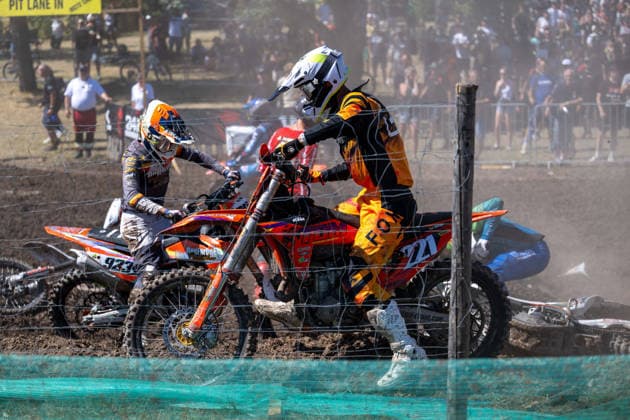 Nach dem Sturz, nehmen Nils Weinmann ( 923, GER), Anthony Caspari ( 221, GER) und Jakob Madsen ( 441, DEN) das Rennen wieder auf. xettx, Deutschland, Gaildorf, 08.08.2026, Int. 61. Gaildorfer ADAC Motocross, 2026, Motocross, MX Masters, Last Chance Rennen, Auf der Wacht