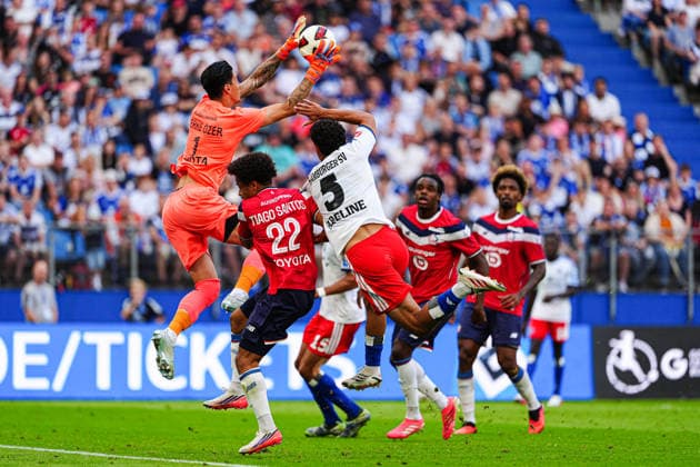 Berke Özer (OSC Lille, 01), Tiago Santos (OSC Lille, 22), Martin Adeline (Hamburger SV, 05) GER, Hamburger SV vs. OSC Lille, Fußball, Testspiel, Saison 2026 2027, 08.08.2026 GER, Hamburger SV vs. OSC Lille, Fußball, Testspiel, Saison 2026 2027, 08.08.2026 Hamburg Copyright: xEibner-Pressefoto MarcelxvonxFehrnx EP_MFN