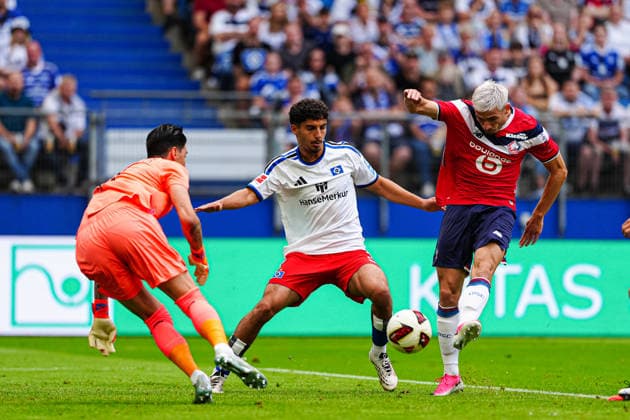 Berke Özer (OSC Lille, 01), Martin Adeline (Hamburger SV, 05), Romain Perraud (OSC Lille, 15) GER, Hamburger SV vs. OSC Lille, Fußball, Testspiel, Saison 2026 2027, 08.08.2026 GER, Hamburger SV vs. OSC Lille, Fußball, Testspiel, Saison 2026 2027, 08.08.2026 Hamburg Copyright: xEibner-Pressefoto MarcelxvonxFehrnx EP_MFN
